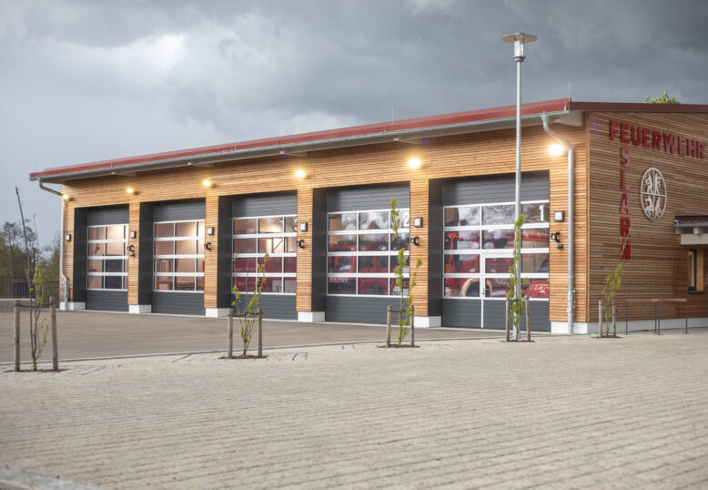Ein Feuerwehrgebäude aus Holz
