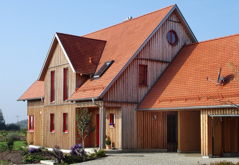 Holzfassade und Satteldach