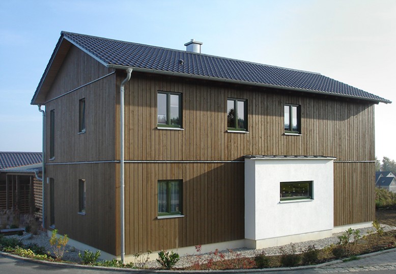 Wohnhaus, Carport und Geräteraum